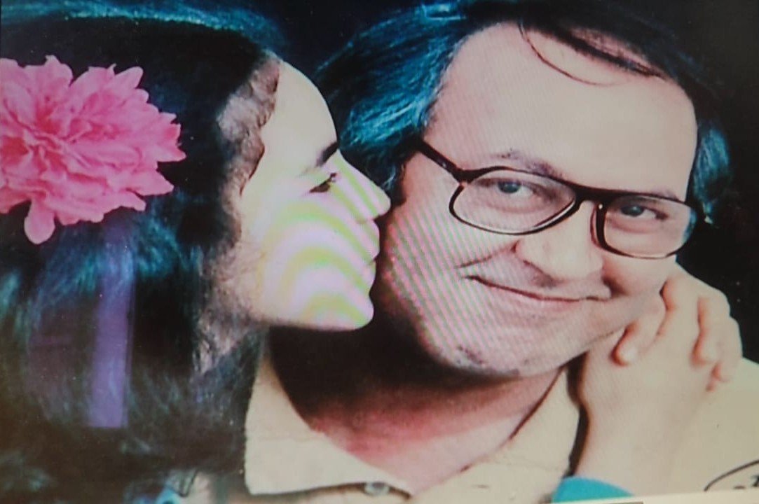 Siham kissing her father's cheek